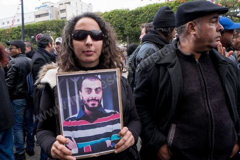 9 janvier 2015 : Environ 300 personnes ont manifesté vendredi à Tunis pour les journalistes tunisiens Sofiène Chourabi et Nadhir Ktari, que la branche libyenne de l'organisation Etat islamique (EI) a affirmé avoir exécutés."Nous sommes tous Sofiène, nous sommes tous Nadhir", proclamaient des pancartes brandies par les manifestants, en majorité de jeunes journalistes dont beaucoup se refusaient à croire l'annonce en l'absence de confirmation officielle.Dans un communiqué publié jeudi sur des forums jihadistes, la branche libyenne de l'EI affirme avoir "appliqué la loi d'Allah" à leur encontre. La photo censée montrer l'exécution de l'un d'eux n'est pas nette: on peut y deviner un tir partant en direction d'une personne non identifiée qui semble être agenouillée."L'information n'a toujours pas été confirmée. Nous demandons aux autorités tunisiennes de faire leur devoir, au moins en dévoilant la vérité", a lancé le président du Syndicat national des journalistes tunisiens (SNJT), Néji Bghouri.