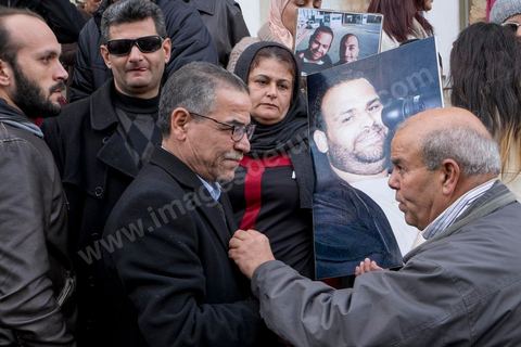 9 janvier 2015 : Les familles de Sofiène Chourabi et Nadhir Ktari avec le député Khmais Ksila. Environ 300 personnes ont manifesté vendredi à Tunis pour les journalistes tunisiens Sofiène Chourabi et Nadhir Ktari, que la branche libyenne de l'organisation Etat islamique (EI) a affirmé avoir exécutés."Nous sommes tous Sofiène, nous sommes tous Nadhir", proclamaient des pancartes brandies par les manifestants, en majorité de jeunes journalistes dont beaucoup se refusaient à croire l'annonce en l'absence de confirmation officielle.Dans un communiqué publié jeudi sur des forums jihadistes, la branche libyenne de l'EI affirme avoir "appliqué la loi d'Allah" à leur encontre. La photo censée montrer l'exécution de l'un d'eux n'est pas nette: on peut y deviner un tir partant en direction d'une personne non identifiée qui semble être agenouillée."L'information n'a toujours pas été confirmée. Nous demandons aux autorités tunisiennes de faire leur devoir, au moins en dévoilant la vérité", a lancé le président du Syndicat national des journalistes tunisiens (SNJT), Néji Bghouri.