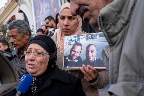 9 janvier 2015 : La famille de Sofiène Chourabi. Environ 300 personnes ont manifesté vendredi à Tunis pour les journalistes tunisiens Sofiène Chourabi et Nadhir Ktari, que la branche libyenne de l'organisation Etat islamique (EI) a affirmé avoir exécutés."Nous sommes tous Sofiène, nous sommes tous Nadhir", proclamaient des pancartes brandies par les manifestants, en majorité de jeunes journalistes dont beaucoup se refusaient à croire l'annonce en l'absence de confirmation officielle.Dans un communiqué publié jeudi sur des forums jihadistes, la branche libyenne de l'EI affirme avoir "appliqué la loi d'Allah" à leur encontre. La photo censée montrer l'exécution de l'un d'eux n'est pas nette: on peut y deviner un tir partant en direction d'une personne non identifiée qui semble être agenouillée."L'information n'a toujours pas été confirmée. Nous demandons aux autorités tunisiennes de faire leur devoir, au moins en dévoilant la vérité", a lancé le président du Syndicat national des journalistes tunisiens (SNJT), Néji Bghouri.