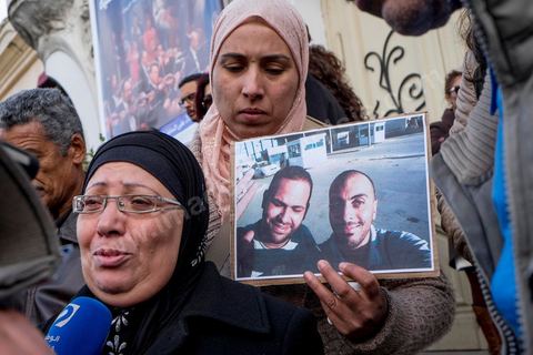 9 janvier 2015 : La famille de Sofiène Chourabi. Environ 300 personnes ont manifesté vendredi à Tunis pour les journalistes tunisiens Sofiène Chourabi et Nadhir Ktari, que la branche libyenne de l'organisation Etat islamique (EI) a affirmé avoir exécutés."Nous sommes tous Sofiène, nous sommes tous Nadhir", proclamaient des pancartes brandies par les manifestants, en majorité de jeunes journalistes dont beaucoup se refusaient à croire l'annonce en l'absence de confirmation officielle.Dans un communiqué publié jeudi sur des forums jihadistes, la branche libyenne de l'EI affirme avoir "appliqué la loi d'Allah" à leur encontre. La photo censée montrer l'exécution de l'un d'eux n'est pas nette: on peut y deviner un tir partant en direction d'une personne non identifiée qui semble être agenouillée."L'information n'a toujours pas été confirmée. Nous demandons aux autorités tunisiennes de faire leur devoir, au moins en dévoilant la vérité", a lancé le président du Syndicat national des journalistes tunisiens (SNJT), Néji Bghouri.