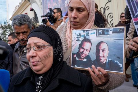 9 janvier 2015 : La famille de Sofiène Chourabi. Environ 300 personnes ont manifesté vendredi à Tunis pour les journalistes tunisiens Sofiène Chourabi et Nadhir Ktari, que la branche libyenne de l'organisation Etat islamique (EI) a affirmé avoir exécutés."Nous sommes tous Sofiène, nous sommes tous Nadhir", proclamaient des pancartes brandies par les manifestants, en majorité de jeunes journalistes dont beaucoup se refusaient à croire l'annonce en l'absence de confirmation officielle.Dans un communiqué publié jeudi sur des forums jihadistes, la branche libyenne de l'EI affirme avoir "appliqué la loi d'Allah" à leur encontre. La photo censée montrer l'exécution de l'un d'eux n'est pas nette: on peut y deviner un tir partant en direction d'une personne non identifiée qui semble être agenouillée."L'information n'a toujours pas été confirmée. Nous demandons aux autorités tunisiennes de faire leur devoir, au moins en dévoilant la vérité", a lancé le président du Syndicat national des journalistes tunisiens (SNJT), Néji Bghouri.