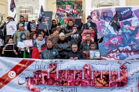 14 janvier 2015 : Devant le théâtre municipal, les familles des martyrs et blessés de 2011 portaient un message : « Nous n’abdiquerons pas » et brandissaient plusieurs slogans : « Gloire aux martyrs ». Les Tunisiens célèbrent sur l'avenue Habib Bourguiba à Tunis le 4ème anniversaire de la révolution tunisienne qui a mené à la chute du président déchu Zine el Abdidine Ben Ali, le vendredi 14 janvier 2011 et son exil vers l’Arabie Saoudite. Entre les nombreux tunisiens venus marcher en famille sous un doux soleil, des regroupements très variés se répartissés l'avenue, famille de martyrs, partisans d'Hizbt Tahrir, d'Ennahdha ou d'El Watan, jeunesse islamiste des LPR, soutien à Sofiane et Nadhir, ...