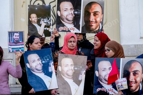 14 janvier 2015 : Devant le théâtre municipal les mères de Sofiane et Nadhir, les deux journalistes disparus en Libye, sont venues avec des membres de la famille et amis appeler le gouvernement à agir concrétement sur ce dossier suite aux revendications de leurs exécutions la semaine dernière par des gorupes terroristes libyens. Les Tunisiens célèbrent sur l'avenue Habib Bourguiba à Tunis le 4ème anniversaire de la révolution tunisienne qui a mené à la chute du président déchu Zine el Abdidine Ben Ali, le vendredi 14 janvier 2011 et son exil vers l’Arabie Saoudite. Entre les nombreux tunisiens venus marcher en famille sous un doux soleil, des regroupements très variés se répartissés l'avenue, famille de martyrs, partisans d'Hizbt Tahrir, d'Ennahdha ou d'El Watan, jeunesse islamiste des LPR, soutien à Sofiane et Nadhir, ...