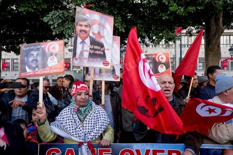 14 janvier 2015 : Devant le Minsitère de l'Intérieur, le parti El Watan est venu célébrer et demander jsutice pour les deux martyrs politiques Belaid et Brahim assassinés en 2013. les Tunisiens célèbrent sur l'avenue Habib Bourguiba à Tunis le 4ème anniversaire de la révolution tunisienne qui a mené à la chute du président déchu Zine el Abdidine Ben Ali, le vendredi 14 janvier 2011 et son exil vers l’Arabie Saoudite. Entre les nombreux tunisiens venus marcher en famille sous un doux soleil, des regroupements très variés se répartissés l'avenue, famille de martyrs, partisans d'Hizbt Tahrir, d'Ennahdha ou d'El Watan, jeunesse islamiste des LPR, soutien à Sofiane et Nadhir, ...