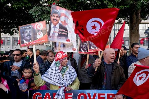 14 janvier 2015 : Devant le Minsitère de l'Intérieur, le parti El Watan est venu célébrer et demander jsutice pour les deux martyrs politiques Belaid et Brahim assassinés en 2013. les Tunisiens célèbrent sur l'avenue Habib Bourguiba à Tunis le 4ème anniversaire de la révolution tunisienne qui a mené à la chute du président déchu Zine el Abdidine Ben Ali, le vendredi 14 janvier 2011 et son exil vers l’Arabie Saoudite. Entre les nombreux tunisiens venus marcher en famille sous un doux soleil, des regroupements très variés se répartissés l'avenue, famille de martyrs, partisans d'Hizbt Tahrir, d'Ennahdha ou d'El Watan, jeunesse islamiste des LPR, soutien à Sofiane et Nadhir, ...