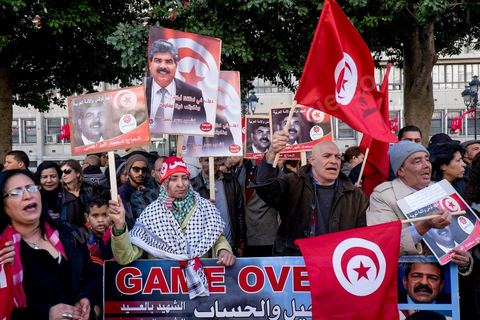 14 janvier 2015 : Devant le Minsitère de l'Intérieur, le parti El Watan est venu célébrer et demander jsutice pour les deux martyrs politiques Belaid et Brahim assassinés en 2013. les Tunisiens célèbrent sur l'avenue Habib Bourguiba à Tunis le 4ème anniversaire de la révolution tunisienne qui a mené à la chute du président déchu Zine el Abdidine Ben Ali, le vendredi 14 janvier 2011 et son exil vers l’Arabie Saoudite. Entre les nombreux tunisiens venus marcher en famille sous un doux soleil, des regroupements très variés se répartissés l'avenue, famille de martyrs, partisans d'Hizbt Tahrir, d'Ennahdha ou d'El Watan, jeunesse islamiste des LPR, soutien à Sofiane et Nadhir, ...