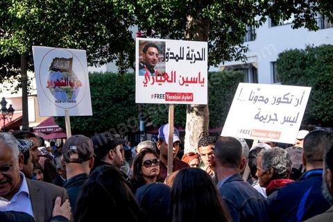 14 janvier 2015 : pancarte de soutien au bloggeur tunisien Yassine Ayari, emprisonnés par l'armée depuis quelques semaines. Les Tunisiens célèbrent sur l'avenue Habib Bourguiba à Tunis le 4ème anniversaire de la révolution tunisienne qui a mené à la chute du président déchu Zine el Abdidine Ben Ali, le vendredi 14 janvier 2011 et son exil vers l’Arabie Saoudite. Entre les nombreux tunisiens venus marcher en famille sous un doux soleil, des regroupements très variés se répartissés l'avenue, famille de martyrs, partisans d'Hizbt Tahrir, d'Ennahdha ou d'El Watan, jeunesse islamiste des LPR, soutien à Sofiane et Nadhir, ...