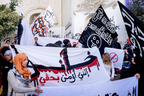 14 janvier 2015 : une petite cinquantaine de jeuens islamistes de la Ligue de Protection de Révolution du Kram sont venus agiter des banderoles "je ne suis pas Charlie" ou "Je suis Mohamed". Les Tunisiens célèbrent sur l'avenue Habib Bourguiba à Tunis le 4ème anniversaire de la révolution tunisienne qui a mené à la chute du président déchu Zine el Abdidine Ben Ali, le vendredi 14 janvier 2011 et son exil vers l’Arabie Saoudite. Entre les nombreux tunisiens venus marcher en famille sous un doux soleil, des regroupements très variés se répartissés l'avenue, famille de martyrs, partisans d'Hizbt Tahrir, d'Ennahdha ou d'El Watan, jeunesse islamiste des LPR, soutien à Sofiane et Nadhir, ...