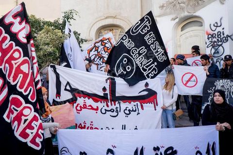 14 janvier 2015 : une petite cinquantaine de jeuens islamistes de la Ligue de Protection de Révolution du Kram sont venus agiter des banderoles "je ne suis pas Charlie" ou "Je suis Mohamed". Les Tunisiens célèbrent sur l'avenue Habib Bourguiba à Tunis le 4ème anniversaire de la révolution tunisienne qui a mené à la chute du président déchu Zine el Abdidine Ben Ali, le vendredi 14 janvier 2011 et son exil vers l’Arabie Saoudite. Entre les nombreux tunisiens venus marcher en famille sous un doux soleil, des regroupements très variés se répartissés l'avenue, famille de martyrs, partisans d'Hizbt Tahrir, d'Ennahdha ou d'El Watan, jeunesse islamiste des LPR, soutien à Sofiane et Nadhir, ...