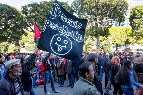 14 janvier 2015 : une petite cinquantaine de jeuens islamistes de la Ligue de Protection de Révolution du Kram sont venus agiter des banderoles "je ne suis pas Charlie" ou "Je suis Mohamed". Les Tunisiens célèbrent sur l'avenue Habib Bourguiba à Tunis le 4ème anniversaire de la révolution tunisienne qui a mené à la chute du président déchu Zine el Abdidine Ben Ali, le vendredi 14 janvier 2011 et son exil vers l’Arabie Saoudite. Entre les nombreux tunisiens venus marcher en famille sous un doux soleil, des regroupements très variés se répartissés l'avenue, famille de martyrs, partisans d'Hizbt Tahrir, d'Ennahdha ou d'El Watan, jeunesse islamiste des LPR, soutien à Sofiane et Nadhir, ...