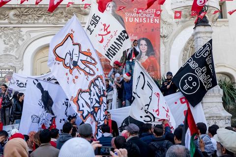 14 janvier 2015 : une petite cinquantaine de jeuens islamistes de la Ligue de Protection de Révolution du Kram sont venus agiter des banderoles "je ne suis pas Charlie" ou "Je suis Mohamed". Les Tunisiens célèbrent sur l'avenue Habib Bourguiba à Tunis le 4ème anniversaire de la révolution tunisienne qui a mené à la chute du président déchu Zine el Abdidine Ben Ali, le vendredi 14 janvier 2011 et son exil vers l’Arabie Saoudite. Entre les nombreux tunisiens venus marcher en famille sous un doux soleil, des regroupements très variés se répartissés l'avenue, famille de martyrs, partisans d'Hizbt Tahrir, d'Ennahdha ou d'El Watan, jeunesse islamiste des LPR, soutien à Sofiane et Nadhir, ...
