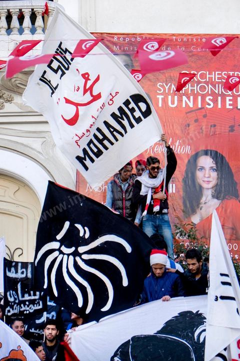 14 janvier 2015 : une petite cinquantaine de jeuens islamistes de la Ligue de Protection de Révolution du Kram sont venus agiter des banderoles "je ne suis pas Charlie" ou "Je suis Mohamed". Les Tunisiens célèbrent sur l'avenue Habib Bourguiba à Tunis le 4ème anniversaire de la révolution tunisienne qui a mené à la chute du président déchu Zine el Abdidine Ben Ali, le vendredi 14 janvier 2011 et son exil vers l’Arabie Saoudite. Entre les nombreux tunisiens venus marcher en famille sous un doux soleil, des regroupements très variés se répartissés l'avenue, famille de martyrs, partisans d'Hizbt Tahrir, d'Ennahdha ou d'El Watan, jeunesse islamiste des LPR, soutien à Sofiane et Nadhir, ...