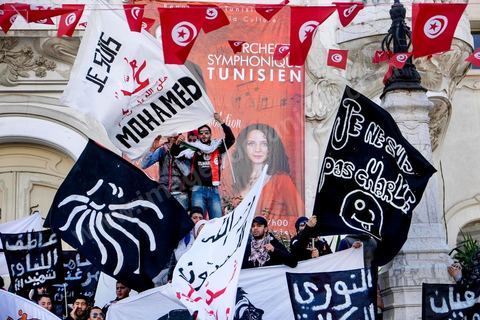 14 janvier 2015 : une petite cinquantaine de jeuens islamistes de la Ligue de Protection de Révolution du Kram sont venus agiter des banderoles "je ne suis pas Charlie" ou "Je suis Mohamed". Les Tunisiens célèbrent sur l'avenue Habib Bourguiba à Tunis le 4ème anniversaire de la révolution tunisienne qui a mené à la chute du président déchu Zine el Abdidine Ben Ali, le vendredi 14 janvier 2011 et son exil vers l’Arabie Saoudite. Entre les nombreux tunisiens venus marcher en famille sous un doux soleil, des regroupements très variés se répartissés l'avenue, famille de martyrs, partisans d'Hizbt Tahrir, d'Ennahdha ou d'El Watan, jeunesse islamiste des LPR, soutien à Sofiane et Nadhir, ...