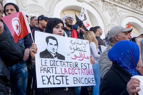 14 janvier 2015 : les Tunisiens célèbrent sur l'avenue Habib Bourguiba à Tunis le 4ème anniversaire de la révolution tunisienne qui a mené à la chute du président déchu Zine el Abdidine Ben Ali, le vendredi 14 janvier 2011 et son exil vers l’Arabie Saoudite. Entre les nombreux tunisiens venus marcher en famille sous un doux soleil, des regroupements très variés se répartissés l'avenue, famille de martyrs, partisans d'Hizbt Tahrir, d'Ennahdha ou d'El Watan, jeunesse islamiste des LPR, soutien à Sofiane et Nadhir, ...