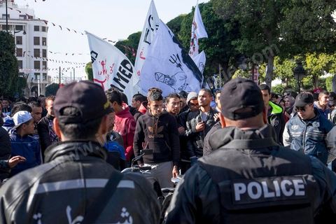 14 janvier 2015 : les Tunisiens célèbrent sur l'avenue Habib Bourguiba à Tunis le 4ème anniversaire de la révolution tunisienne qui a mené à la chute du président déchu Zine el Abdidine Ben Ali, le vendredi 14 janvier 2011 et son exil vers l’Arabie Saoudite. Entre les nombreux tunisiens venus marcher en famille sous un doux soleil, des regroupements très variés se répartissés l'avenue, famille de martyrs, partisans d'Hizbt Tahrir, d'Ennahdha ou d'El Watan, jeunesse islamiste des LPR, soutien à Sofiane et Nadhir, ...