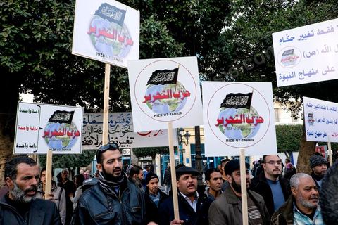14 janvier 2015 : le parti Hezb Ut-Tahrir, légalisé en 2012, par  Jebali, bien qu’il ne reconnaisse pas la notion de la république. Les Tunisiens célèbrent sur l'avenue Habib Bourguiba à Tunis le 4ème anniversaire de la révolution tunisienne qui a mené à la chute du président déchu Zine el Abdidine Ben Ali, le vendredi 14 janvier 2011 et son exil vers l’Arabie Saoudite. Entre les nombreux tunisiens venus marcher en famille sous un doux soleil, des regroupements très variés se répartissés l'avenue, famille de martyrs, partisans d'Hizbt Tahrir, d'Ennahdha ou d'El Watan, jeunesse islamiste des LPR, soutien à Sofiane et Nadhir, ...