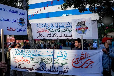 14 janvier 2015 : le parti Hezb Ut-Tahrir, légalisé en 2012, par  Jebali, bien qu’il ne reconnaisse pas la notion de la république. Les Tunisiens célèbrent sur l'avenue Habib Bourguiba à Tunis le 4ème anniversaire de la révolution tunisienne qui a mené à la chute du président déchu Zine el Abdidine Ben Ali, le vendredi 14 janvier 2011 et son exil vers l’Arabie Saoudite. Entre les nombreux tunisiens venus marcher en famille sous un doux soleil, des regroupements très variés se répartissés l'avenue, famille de martyrs, partisans d'Hizbt Tahrir, d'Ennahdha ou d'El Watan, jeunesse islamiste des LPR, soutien à Sofiane et Nadhir, ...