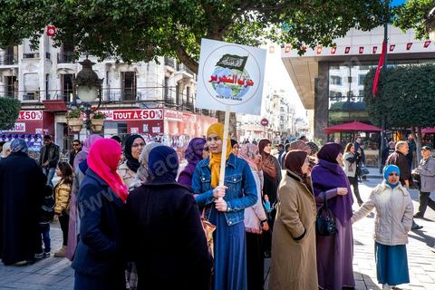 14 janvier 2015 : le parti Hezb Ut-Tahrir, légalisé en 2012, par  Jebali, bien qu’il ne reconnaisse pas la notion de la république. Les Tunisiens célèbrent sur l'avenue Habib Bourguiba à Tunis le 4ème anniversaire de la révolution tunisienne qui a mené à la chute du président déchu Zine el Abdidine Ben Ali, le vendredi 14 janvier 2011 et son exil vers l’Arabie Saoudite. Entre les nombreux tunisiens venus marcher en famille sous un doux soleil, des regroupements très variés se répartissés l'avenue, famille de martyrs, partisans d'Hizbt Tahrir, d'Ennahdha ou d'El Watan, jeunesse islamiste des LPR, soutien à Sofiane et Nadhir, ...