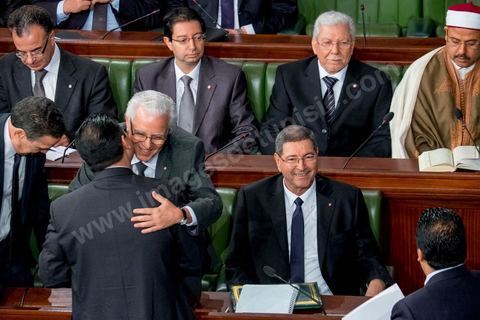 4 février 2015 : Mohamed Salah Ben Aïssa, Ministre de la Justice congratulé et Habib Essid, Premier Ministre. Présentation du nouveau gouvernement de Habib Essid et discours de politique générale du nouveau Premier Ministre Habib Essid avant le vote de confiance au gouvernement à l'assemblée des Représentants du Peuple.