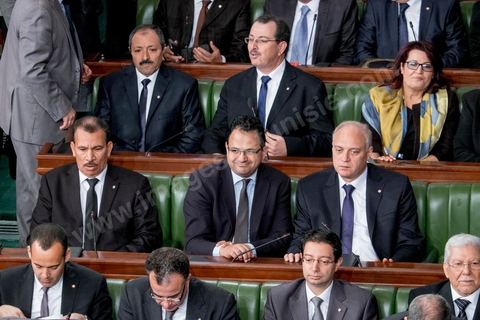 4 février 2015 : au milieu Zied Laâdheri, seul ministre du parti islamiste Ennahdha, nommé Ministre de la formation professionnelle et de l’emploi. Présentation du nouveau gouvernement de Habib Essid et discours de politique générale du nouveau Premier Ministre Habib Essid avant le vote de confiance au gouvernement à l'assemblée des Représentants du Peuple.