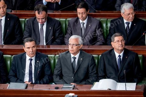 4 février 2015 : 1er rang de gauche à droite, Farhat Horchani, ministre de la Défense, Mohamed Salah Ben Aïssa, Ministre de la Justice, et Habib Essid Premier Ministre. Présentation du nouveau gouvernement de Habib Essid et discours de politique générale du nouveau Premier Ministre Habib Essid avant le vote de confiance au gouvernement à l'assemblée des Représentants du Peuple.