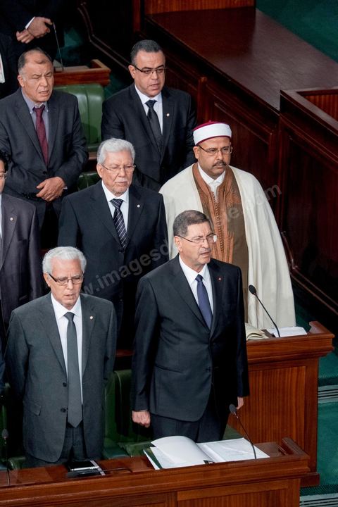 4 février 2015 : 1er rang de gauche à droite, Mohamed Salah Ben Aïssa, Ministre de la Justice et Habib Essid, Premier Ministre, au dessu au milieu Taieb Baccouche, Ministre des Affaires Etrangères. Présentation du nouveau gouvernement de Habib Essid et discours de politique générale du nouveau Premier Ministre Habib Essid avant le vote de confiance au gouvernement à l'assemblée des Représentants du Peuple.