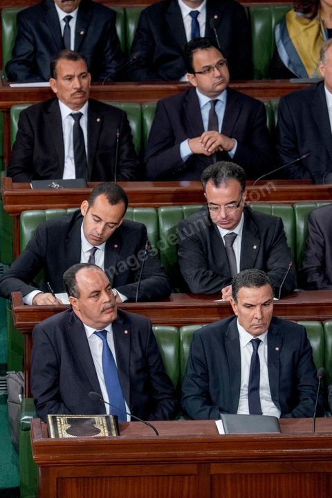 4 février 2015 : 1er rang de gauche à droite, Mohamed Najem Gharsalli, ministre de l'intérieur, et Farhat Horchani, ministre de la Défense, au dessus Yassine Brahim et Slim Chaker. Présentation du nouveau gouvernement de Habib Essid et discours de politique générale du nouveau Premier Ministre Habib Essid avant le vote de confiance au gouvernement à l'assemblée des Représentants du Peuple.
