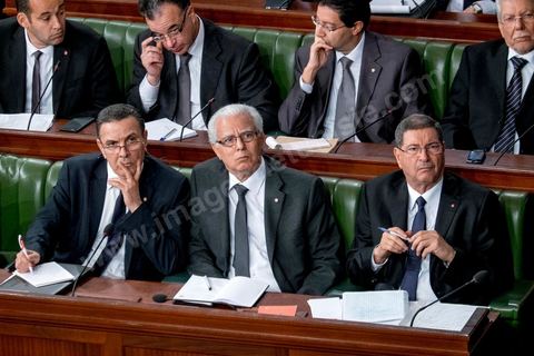 4 février 2015 : 1er rang de gauche à droite, Farhat Horchani, ministre de la Défense, Mohamed Salah Ben Aïssa, Ministre de la Justice, et Habib Essid, Premier Ministre. Présentation du nouveau gouvernement de Habib Essid et discours de politique générale du nouveau Premier Ministre Habib Essid avant le vote de confiance au gouvernement à l'assemblée des Représentants du Peuple.
