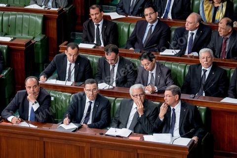 4 février 2015 : 1er rang de gauche à droite, Mohamed Najem Gharsalli, ministre de l'intérieur, Farhat Horchani, ministre de la Défense, Mohamed Salah Ben Aïssa, Ministre de la Justice et Habib Essid, Premier Ministre. Présentation du nouveau gouvernement de Habib Essid et discours de politique générale du nouveau Premier Ministre Habib Essid avant le vote de confiance au gouvernement à l'assemblée des Représentants du Peuple.