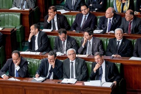 4 février 2015 : 1er rang de gauche à droite, Mohamed Najem Gharsalli, ministre de l'intérieur, Farhat Horchani, ministre de la Défense, Mohamed Salah Ben Aïssa, Ministre de la Justice et Habib Essid, Premier Ministre. Présentation du nouveau gouvernement de Habib Essid et discours de politique générale du nouveau Premier Ministre Habib Essid avant le vote de confiance au gouvernement à l'assemblée des Représentants du Peuple.