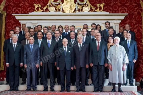 6 février 2015 : Portrait de l'ensemble du gouvernement de Habib Essid avec le Président de la République. deux jours après le vote de confiance du nouveau gouvernement de Habib Essid à l'assemblée avec une large majorité pour de 166 sièges sur 217, cérémonie de pretsation de serment et photo du nouveau gouvernement au Palais de Carthage autour du Président de la République Béji Caïd Essebsi. Les 44 ministres et secrétaires d’Etat choisis par le Chef du gouvernement Habib Essid se sont présentés, chacun son tour, devant le président de la République pour prêter serment sur le Coran.
