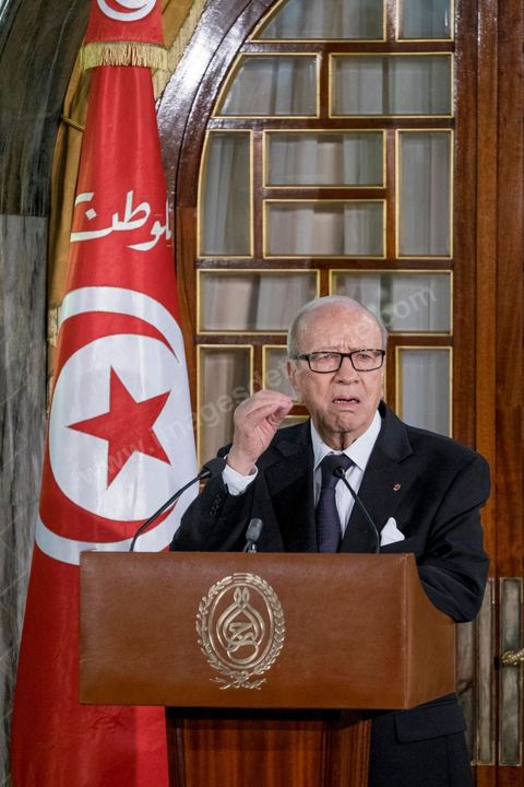 6 février 2015 : «C’est un choix dans lequel je me suis abstenu d’interférer et j’espère que la Tunisie aura une vision juste de la composition de ce gouvernement ». Le président de la République Béji Caïd Essebsi a glissé habilement cette petite phrase dans sa brève adresse aux membres du gouvernement lors de la cérémonie de prestation de serment organisée vendredi matin à Carthage.. deux jours après le vote de confiance du nouveau gouvernement de Habib Essid à l'assemblée avec une large majorité pour de 166 sièges sur 217, cérémonie de pretsation de serment et photo du nouveau gouvernement au Palais de Carthage autour du Président de la République Béji Caïd Essebsi. Les 44 ministres et secrétaires d’Etat choisis par le Chef du gouvernement Habib Essid se sont présentés, chacun son tour, devant le président de la République pour prêter serment sur le Coran.