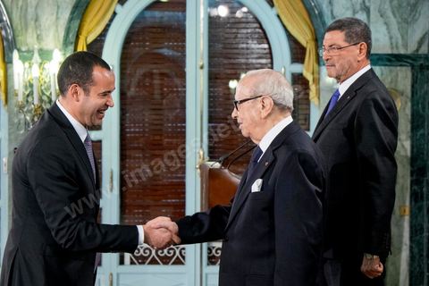 6 février 2015 : Yassine Brahim, Ministre du développement et de l’investissement et Beji Caid Essebsi Président de la République, avec Habib Essid Premier Ministre. Deux jours après le vote de confiance du nouveau gouvernement de Habib Essid à l'assemblée avec une large majorité pour de 166 sièges sur 217, cérémonie de pretsation de serment et photo du nouveau gouvernement au Palais de Carthage autour du Président de la République Béji Caïd Essebsi. Les 44 ministres et secrétaires d’Etat choisis par le Chef du gouvernement Habib Essid se sont présentés, chacun son tour, devant le président de la République pour prêter serment sur le Coran.