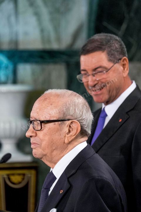 6 février 2015 : Beji Caid Essebsi Président de la République, avec Habib Essid Premier Ministre. Deux jours après le vote de confiance du nouveau gouvernement de Habib Essid à l'assemblée avec une large majorité pour de 166 sièges sur 217, cérémonie de pretsation de serment et photo du nouveau gouvernement au Palais de Carthage autour du Président de la République Béji Caïd Essebsi. Les 44 ministres et secrétaires d’Etat choisis par le Chef du gouvernement Habib Essid se sont présentés, chacun son tour, devant le président de la République pour prêter serment sur le Coran. 