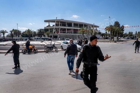 18 mars 2015 : Dispositif militaire et policier très impressionant et sur tension aautour du musée du Bardo. Attaque terroriste au Musée du Bardo au centre de Tunis, L'attaque terroriste du Bardo a fait 19 victimes, a annoncé le Premier ministre tunisien Habib Essid. Parmi les 19 victimes, figurent 2 Tunisiens et 17 touristes de nationalités polonaise, allemande, italienne et espagnole. Deux assaillants ont également été tués et 22 personnes blessées selon ce même bilan préliminaire.