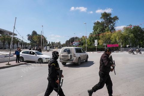 18 mars 2015 : Dispositif militaire et policier très impressionant et sur tension aautour du musée du Bardo. Attaque terroriste au Musée du Bardo au centre de Tunis, L'attaque terroriste du Bardo a fait 19 victimes, a annoncé le Premier ministre tunisien Habib Essid. Parmi les 19 victimes, figurent 2 Tunisiens et 17 touristes de nationalités polonaise, allemande, italienne et espagnole. Deux assaillants ont également été tués et 22 personnes blessées selon ce même bilan préliminaire.