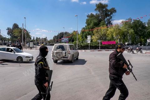 18 mars 2015 : Dispositif militaire et policier très impressionant et sur tension aautour du musée du Bardo. Attaque terroriste au Musée du Bardo au centre de Tunis, L'attaque terroriste du Bardo a fait 19 victimes, a annoncé le Premier ministre tunisien Habib Essid. Parmi les 19 victimes, figurent 2 Tunisiens et 17 touristes de nationalités polonaise, allemande, italienne et espagnole. Deux assaillants ont également été tués et 22 personnes blessées selon ce même bilan préliminaire.