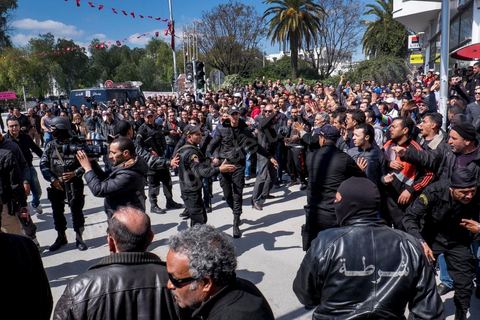 18 mars 2015 : Suite à l'arresttation d'un présumé terroriste, la foule se rue sur la police pour la remercier et l'applaudir. Attaque terroriste au Musée du Bardo au centre de Tunis, L'attaque terroriste du Bardo a fait 19 victimes, a annoncé le Premier ministre tunisien Habib Essid. Parmi les 19 victimes, figurent 2 Tunisiens et 17 touristes de nationalités polonaise, allemande, italienne et espagnole. Deux assaillants ont également été tués et 22 personnes blessées selon ce même bilan préliminaire.