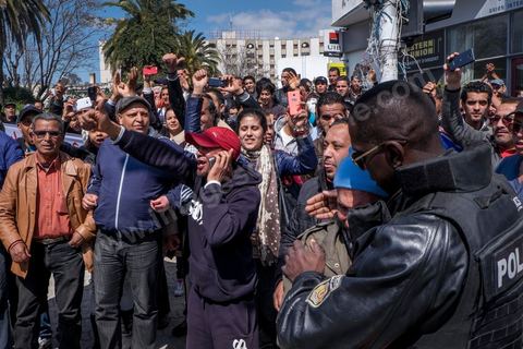 18 mars 2015 : Suite à l'arresttation d'un présumé terroriste, la foule se rue sur la police pour la remercier et l'applaudir. Attaque terroriste au Musée du Bardo au centre de Tunis, L'attaque terroriste du Bardo a fait 19 victimes, a annoncé le Premier ministre tunisien Habib Essid. Parmi les 19 victimes, figurent 2 Tunisiens et 17 touristes de nationalités polonaise, allemande, italienne et espagnole. Deux assaillants ont également été tués et 22 personnes blessées selon ce même bilan préliminaire.
