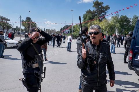 18 mars 2015 : Dispositif militaire et policier très impressionant et sur tension aautour du musée du Bardo. Attaque terroriste au Musée du Bardo au centre de Tunis, L'attaque terroriste du Bardo a fait 19 victimes, a annoncé le Premier ministre tunisien Habib Essid. Parmi les 19 victimes, figurent 2 Tunisiens et 17 touristes de nationalités polonaise, allemande, italienne et espagnole. Deux assaillants ont également été tués et 22 personnes blessées selon ce même bilan préliminaire.