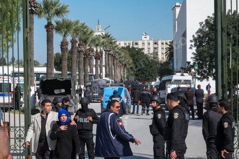 18 mars 2015 : Le parking du musée, forces de police, ambulance et les bus des touristes. Attaque terroriste au Musée du Bardo au centre de Tunis, L'attaque terroriste du Bardo a fait 19 victimes, a annoncé le Premier ministre tunisien Habib Essid. Parmi les 19 victimes, figurent 2 Tunisiens et 17 touristes de nationalités polonaise, allemande, italienne et espagnole. Deux assaillants ont également été tués et 22 personnes blessées selon ce même bilan préliminaire.