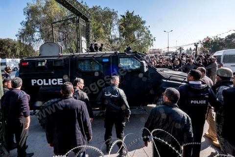 18 mars 2015 : A la fin de l'assaut, les BAT, forces spéciales antiterroriste quittent l'enceinte du musée du Bardo félicité par la population massée devant les grilles du musée. Attaque terroriste au Musée du Bardo au centre de Tunis, L'attaque terroriste du Bardo a fait 19 victimes, a annoncé le Premier ministre tunisien Habib Essid. Parmi les 19 victimes, figurent 2 Tunisiens et 17 touristes de nationalités polonaise, allemande, italienne et espagnole. Deux assaillants ont également été tués et 22 personnes blessées selon ce même bilan préliminaire.
