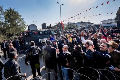 18 mars 2015 : A la fin de l'assaut, les BAT, forces spéciales antiterroriste quittent l'enceinte du musée du Bardo félicité par la population massée devant les grilles du musée. Attaque terroriste au Musée du Bardo au centre de Tunis, L'attaque terroriste du Bardo a fait 19 victimes, a annoncé le Premier ministre tunisien Habib Essid. Parmi les 19 victimes, figurent 2 Tunisiens et 17 touristes de nationalités polonaise, allemande, italienne et espagnole. Deux assaillants ont également été tués et 22 personnes blessées selon ce même bilan préliminaire.