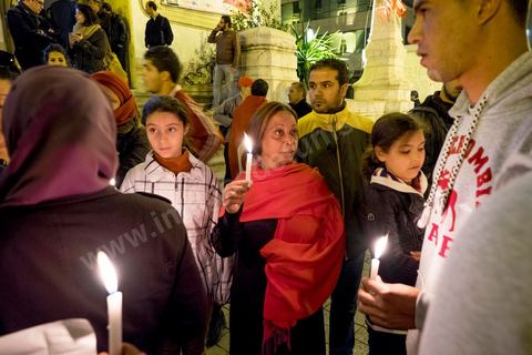 18 mars 2015 : à Tunis sur l'avenue Bourguiba quelques tunisiens sont venus allumés des cierges pour les victimes de l'attaque terroristes du Bardo qui a fait près de 20 morts.