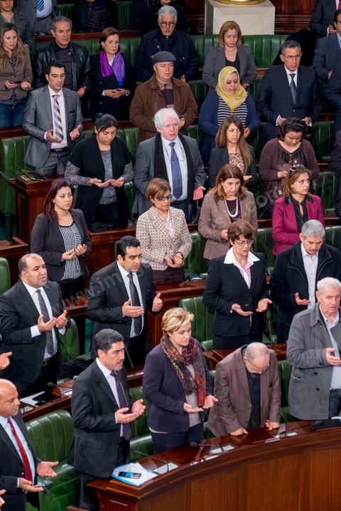 18 mars 2015 : Les députés récitent une prières en hommge aux victimes. Dans la soirée, quelques heures après l'attaque terroriste du musée du Bardo, L'assemblée des Représentants du Peuple organise une séance plénière et donne la parole aux députés sur l'attaque qui a eu lieu à quelques mètres de l'hémicycle.