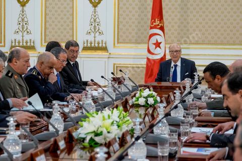 19 mars 2015 : première réunion exceptionnelle et conjointe du Conseil Supérieur de la Sécurité Intérieure et du COnseil Supérieur des Forces armées sous la présidence du Président de la République Béji Caid Essebsi, du Premier Minsitre, des Ministres d el'intéreiru etd e la Défense au Palais de Carthage. "La Tunisie est en état de guerre" a déclaré le Président.