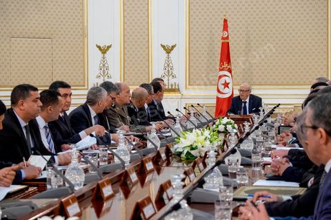 19 mars 2015 : première réunion exceptionnelle et conjointe du Conseil Supérieur de la Sécurité Intérieure et du COnseil Supérieur des Forces armées sous la présidence du Président de la République Béji Caid Essebsi, du Premier Minsitre, des Ministres d el'intéreiru etd e la Défense au Palais de Carthage. "La Tunisie est en état de guerre" a déclaré le Président.