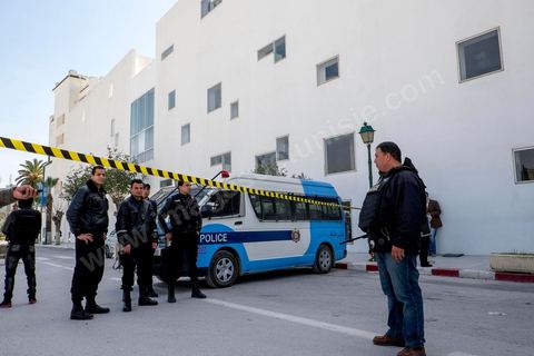 Devant l'entrée du musée du Bardo, dispositif policier au lendemain de l'attaque terroriste qui a fait 19 victimes tunisiennes et étrangères.