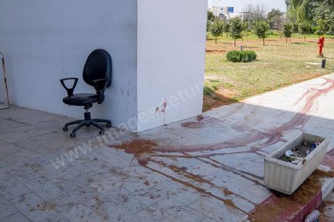 19 mars 2015 : Devant l'entrée du musée traces de sang des victimes de l'attaque. les autorités ouvrent à la presse dans la cadre d'une conférence l'accès au hall d'entrée du musée du Bardo à Tunis, lieu de l'attaque terroriste qui a fait 19 victimes tunisiennes et étrangères.