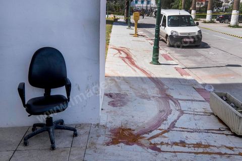 19 mars 2015 : Devant l'entrée du musée traces de sang des victimes de l'attaque. les autorités ouvrent à la presse dans la cadre d'une conférence l'accès au hall d'entrée du musée du Bardo à Tunis, lieu de l'attaque terroriste qui a fait 19 victimes tunisiennes et étrangères.